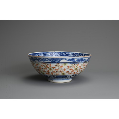 8 - A CHINESE BLUE AND WHITE AND ENAMELLED PORCELAIN RICE GRAIN PATTERN BOWL, GUANGXU PERIOD. Decorated ... 