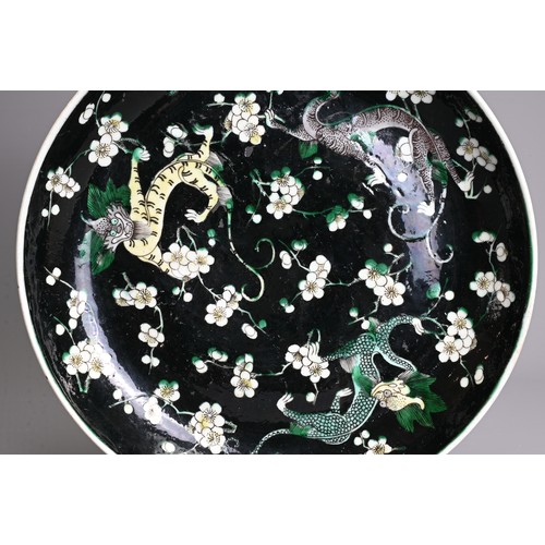 16 - A CHINESE FAMILLE NOIRE PORCELAIN DRAGON DISH, 19/20TH CENTURY. Decorated with three dragons in yell... 