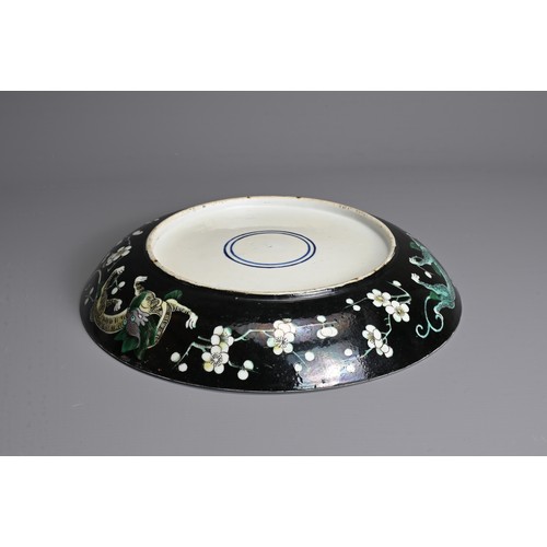 16 - A CHINESE FAMILLE NOIRE PORCELAIN DRAGON DISH, 19/20TH CENTURY. Decorated with three dragons in yell... 