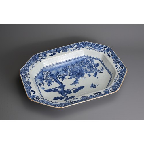 18 - A LARGE CHINESE BLUE AND WHITE PORCELAIN DEEP DISH, 18TH CENTURY. Of octagonal form with deep sides ... 