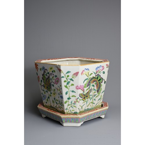 19 - A CHINESE FAMILLE ROSE OCTAGONAL PORCELAIN JARDINIERE AND TRAY, CIRCA 1900. The planter on four feet... 