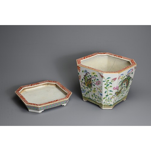 19 - A CHINESE FAMILLE ROSE OCTAGONAL PORCELAIN JARDINIERE AND TRAY, CIRCA 1900. The planter on four feet... 