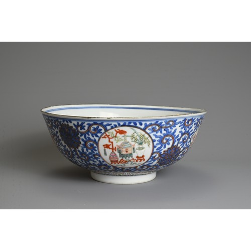 40 - A CHINESE BLUE AND WHITE AND ENAMEL DECORATED PORCELAIN BOWL, LATE QING DYNASTY. Decorated with fan ... 