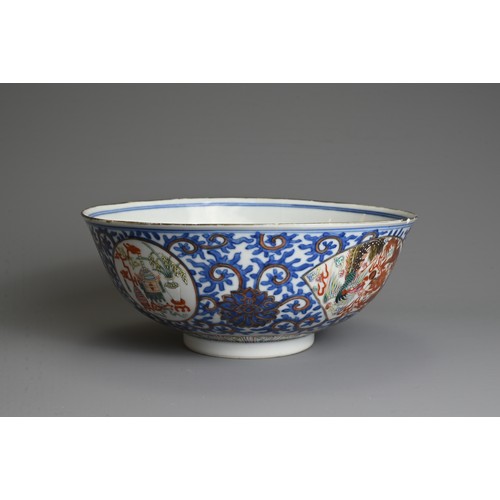 40 - A CHINESE BLUE AND WHITE AND ENAMEL DECORATED PORCELAIN BOWL, LATE QING DYNASTY. Decorated with fan ... 