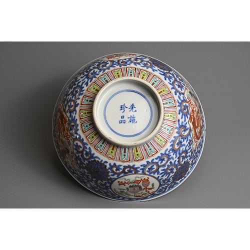 40 - A CHINESE BLUE AND WHITE AND ENAMEL DECORATED PORCELAIN BOWL, LATE QING DYNASTY. Decorated with fan ... 