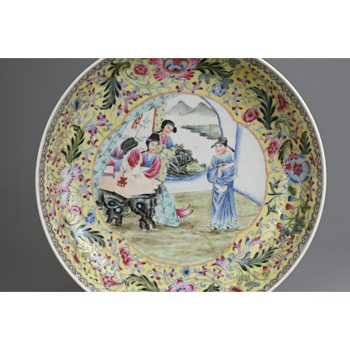 43 - A CHINESE FAMILLE ROSE ENAMELLED PORCELAIN DISH, 20TH CENTURY. Deep dish with rounded sides decorate... 