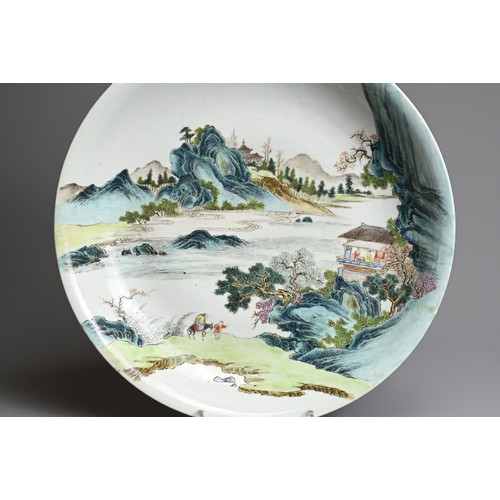 58 - A LARGE CHINESE QIANJIANG CAI PORCELAIN DEEP DISH, EARLY 20TH CENTURY. Decorated to the interior wit... 