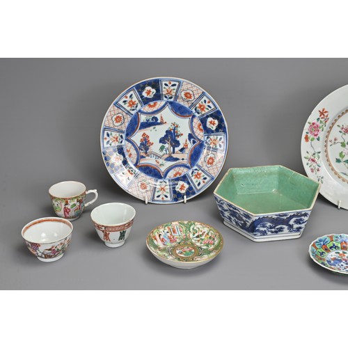 6 - A GROUP OF CHINESE PORCELAIN ITEMS, 18/19TH CENTURY. To include a hexagonal blue and white dragon bo... 