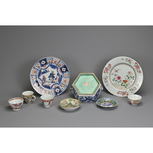 6 - A GROUP OF CHINESE PORCELAIN ITEMS, 18/19TH CENTURY. To include a hexagonal blue and white dragon bo... 