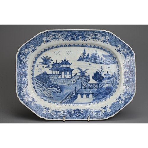 21 - A CHINESE BLUE AND WHITE EXPORT PORCELAIN PLATTER, 18TH CENTURY. Of octagonal form decorated with fi... 