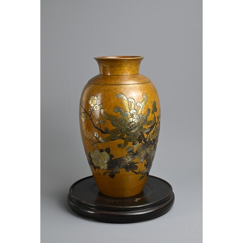 310 - AN EARLY 20TH CENTURY JAPANESE PATINATED BRONZE OVIFORM VASE ON A TURNED WOODEN STAND. The vase inla... 