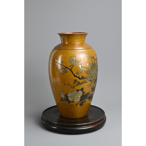 310 - AN EARLY 20TH CENTURY JAPANESE PATINATED BRONZE OVIFORM VASE ON A TURNED WOODEN STAND. The vase inla... 