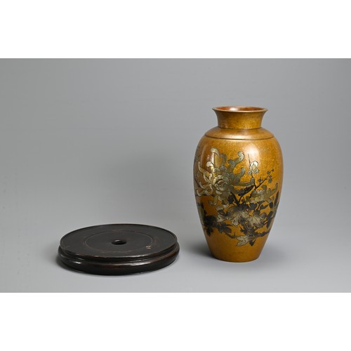 310 - AN EARLY 20TH CENTURY JAPANESE PATINATED BRONZE OVIFORM VASE ON A TURNED WOODEN STAND. The vase inla... 