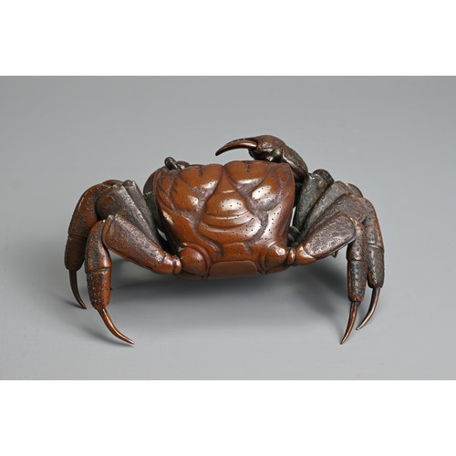 281 - A JAPANESE MEIJI PERIOD (1868-1912) BRONZE JIZAI OKIMONO OF A CRAB. With articulated legs, claws and... 