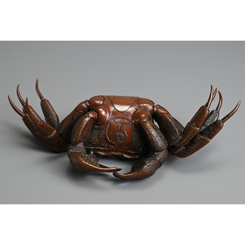 281 - A JAPANESE MEIJI PERIOD (1868-1912) BRONZE JIZAI OKIMONO OF A CRAB. With articulated legs, claws and... 