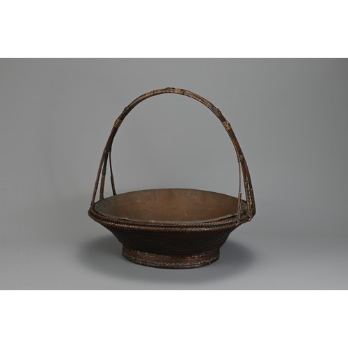 285 - A FINE EARLY 20TH CENTURY JAPANESE BAMBOO FRUIT BASKET (MORIKAGO) WITH COPPER LINER.  Of flared circ... 