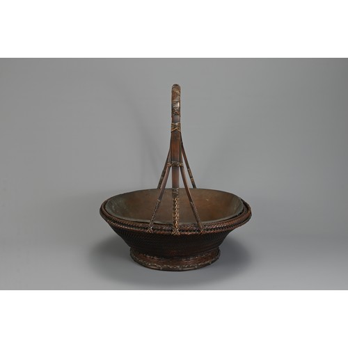 285 - A FINE EARLY 20TH CENTURY JAPANESE BAMBOO FRUIT BASKET (MORIKAGO) WITH COPPER LINER.  Of flared circ... 