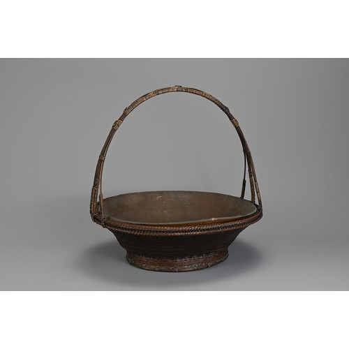 285 - A FINE EARLY 20TH CENTURY JAPANESE BAMBOO FRUIT BASKET (MORIKAGO) WITH COPPER LINER.  Of flared circ... 