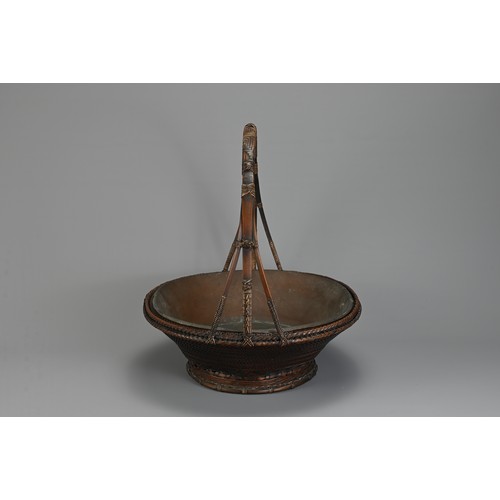 285 - A FINE EARLY 20TH CENTURY JAPANESE BAMBOO FRUIT BASKET (MORIKAGO) WITH COPPER LINER.  Of flared circ... 