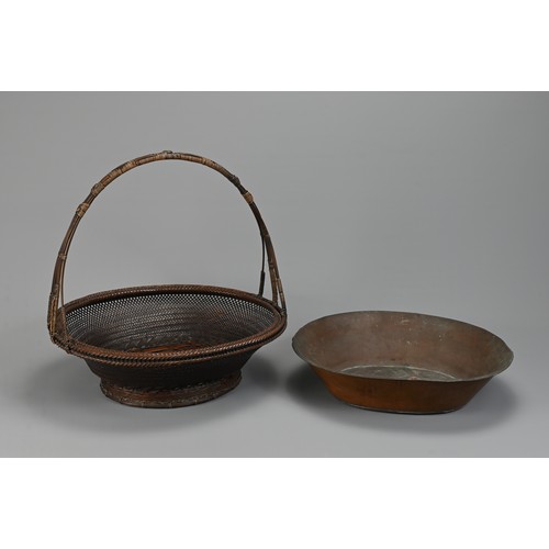 285 - A FINE EARLY 20TH CENTURY JAPANESE BAMBOO FRUIT BASKET (MORIKAGO) WITH COPPER LINER.  Of flared circ... 