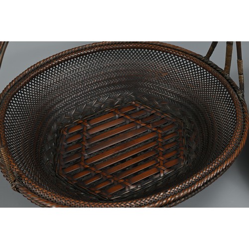 285 - A FINE EARLY 20TH CENTURY JAPANESE BAMBOO FRUIT BASKET (MORIKAGO) WITH COPPER LINER.  Of flared circ... 