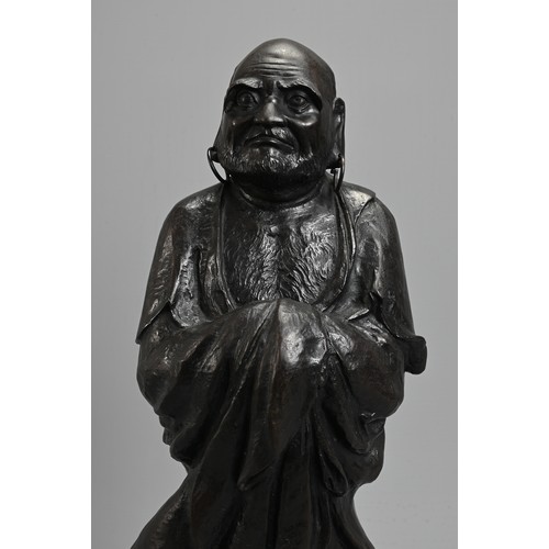 312 - A JAPANESE LATE MEIJI PERIOD (1868-1912) BRONZE OF A STANDING DARUMA BY HOZAN-ZUKURI. Cast standing ... 