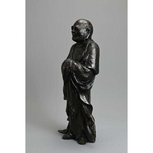 312 - A JAPANESE LATE MEIJI PERIOD (1868-1912) BRONZE OF A STANDING DARUMA BY HOZAN-ZUKURI. Cast standing ... 