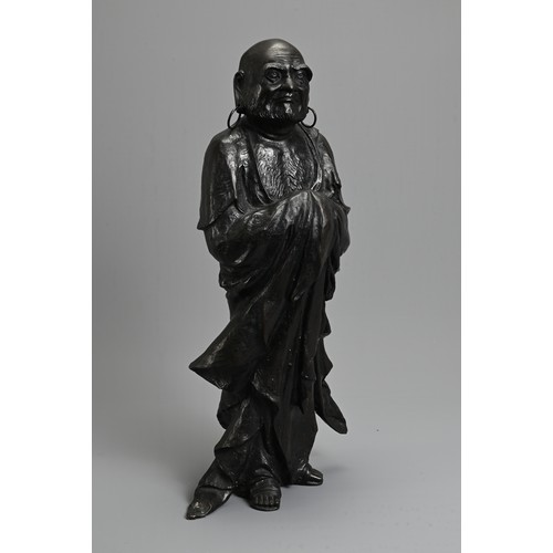 312 - A JAPANESE LATE MEIJI PERIOD (1868-1912) BRONZE OF A STANDING DARUMA BY HOZAN-ZUKURI. Cast standing ... 