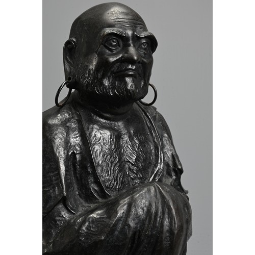 312 - A JAPANESE LATE MEIJI PERIOD (1868-1912) BRONZE OF A STANDING DARUMA BY HOZAN-ZUKURI. Cast standing ... 