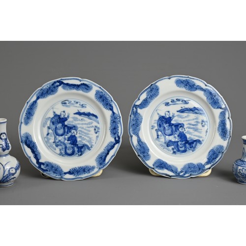 11 - A GROUP OF CHINESE BLUE AND WHITE PORCELAIN ITEMS, 18/19TH CENTURY. To include a pair of small porce... 