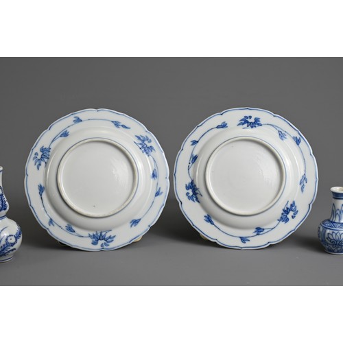 11 - A GROUP OF CHINESE BLUE AND WHITE PORCELAIN ITEMS, 18/19TH CENTURY. To include a pair of small porce... 