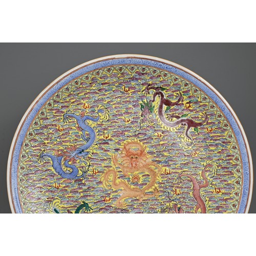 51 - A LARGE CHINESE FAMILLE ROSE ENAMEL DRAGON CHARGER, EARLY 20TH CENTURY. Featuring five dragons on a ... 