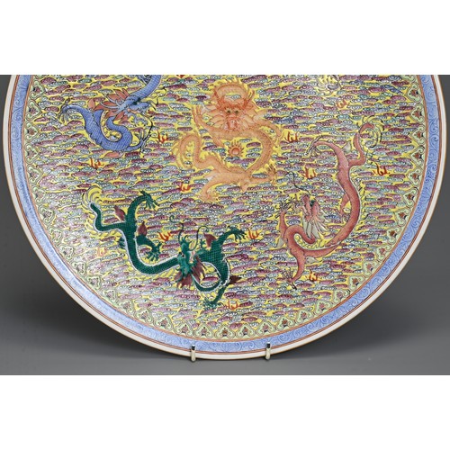 51 - A LARGE CHINESE FAMILLE ROSE ENAMEL DRAGON CHARGER, EARLY 20TH CENTURY. Featuring five dragons on a ... 