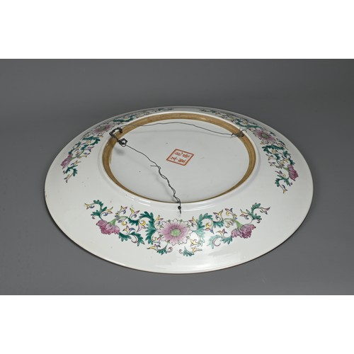 51 - A LARGE CHINESE FAMILLE ROSE ENAMEL DRAGON CHARGER, EARLY 20TH CENTURY. Featuring five dragons on a ... 