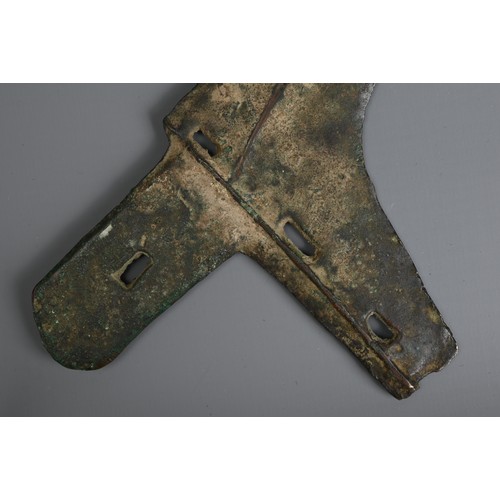 209 - A CHINESE ARCHAIC BRONZE CEREMONIAL DAGGER, GE, WARRING STATES PERIOD (476-221BC). With four pierced... 