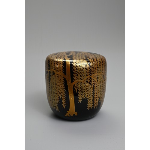 297 - A CONTEMPORARY JAPANESE BLACK LACQUER AND GOLD TEA CADDY. Decorated by Nakamura Muneyuki with gold m... 