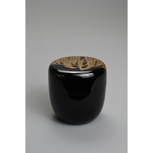 297 - A CONTEMPORARY JAPANESE BLACK LACQUER AND GOLD TEA CADDY. Decorated by Nakamura Muneyuki with gold m... 