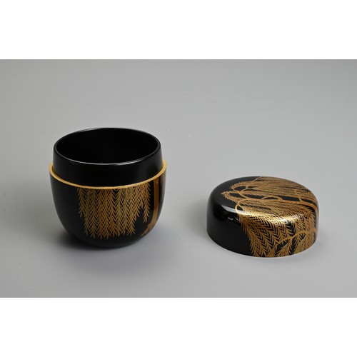 297 - A CONTEMPORARY JAPANESE BLACK LACQUER AND GOLD TEA CADDY. Decorated by Nakamura Muneyuki with gold m... 