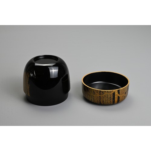 297 - A CONTEMPORARY JAPANESE BLACK LACQUER AND GOLD TEA CADDY. Decorated by Nakamura Muneyuki with gold m... 