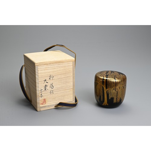 297 - A CONTEMPORARY JAPANESE BLACK LACQUER AND GOLD TEA CADDY. Decorated by Nakamura Muneyuki with gold m... 