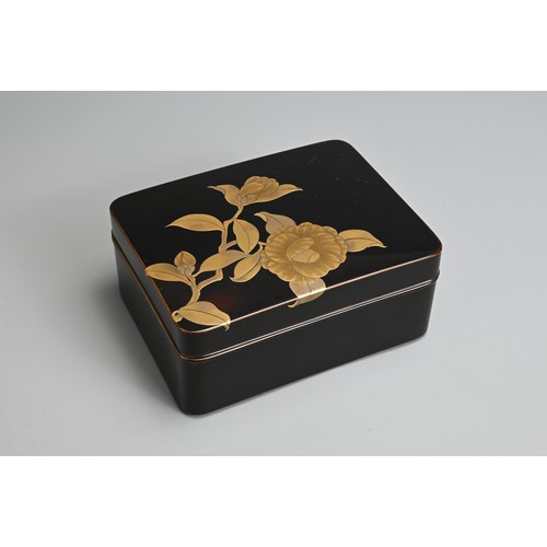 298 - AN EARLY 20TH CENTURY JAPANESE LACQUER BOX AND TRAY BY HEIAN ZOHIKO. The lid decorated in gold hiram... 