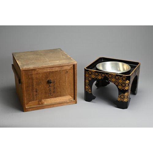 301 - A JAPANESE MEIJI PERIOD (1868-1912) BLACK AND GILT LACQUER STAND AND WHITE METAL CUP WASHER (HAISEN)... 