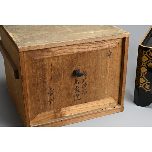 301 - A JAPANESE MEIJI PERIOD (1868-1912) BLACK AND GILT LACQUER STAND AND WHITE METAL CUP WASHER (HAISEN)... 