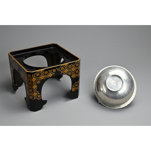 301 - A JAPANESE MEIJI PERIOD (1868-1912) BLACK AND GILT LACQUER STAND AND WHITE METAL CUP WASHER (HAISEN)... 