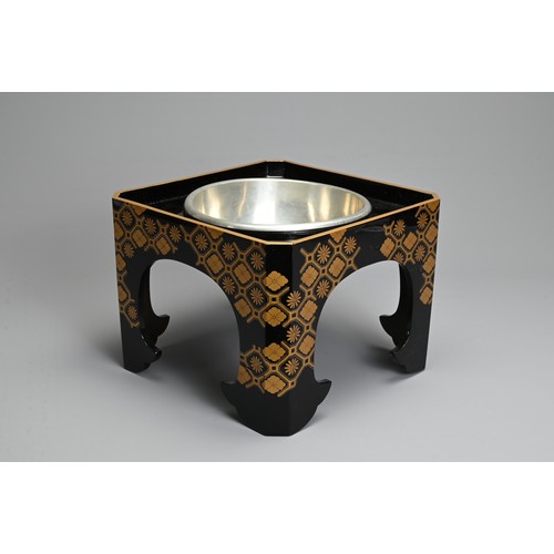 301 - A JAPANESE MEIJI PERIOD (1868-1912) BLACK AND GILT LACQUER STAND AND WHITE METAL CUP WASHER (HAISEN)... 