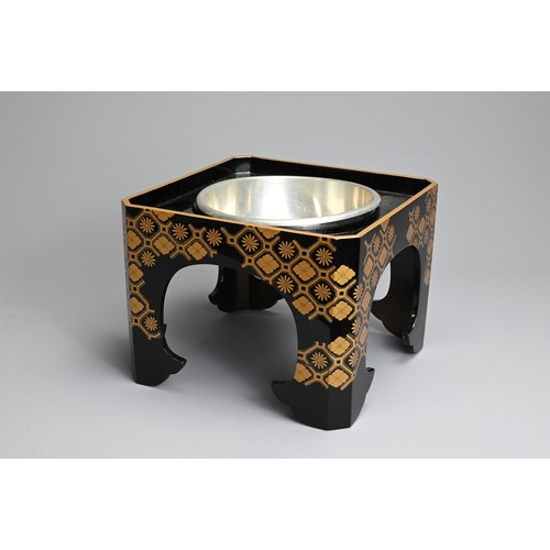 301 - A JAPANESE MEIJI PERIOD (1868-1912) BLACK AND GILT LACQUER STAND AND WHITE METAL CUP WASHER (HAISEN)... 