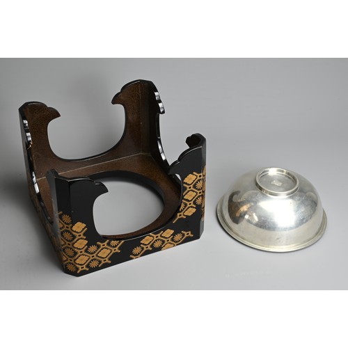 301 - A JAPANESE MEIJI PERIOD (1868-1912) BLACK AND GILT LACQUER STAND AND WHITE METAL CUP WASHER (HAISEN)... 