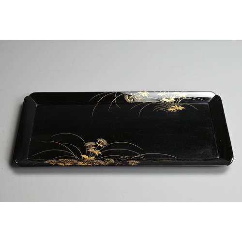 293 - AN EARLY 20TH CENTURY JAPANESE LACQUER RECTANGULAR BOX AND TRAY BY HEIAN ZOHIKO. Decorated with the ... 