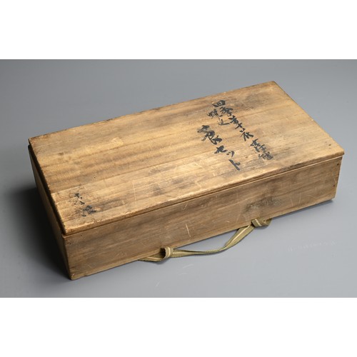 293 - AN EARLY 20TH CENTURY JAPANESE LACQUER RECTANGULAR BOX AND TRAY BY HEIAN ZOHIKO. Decorated with the ... 