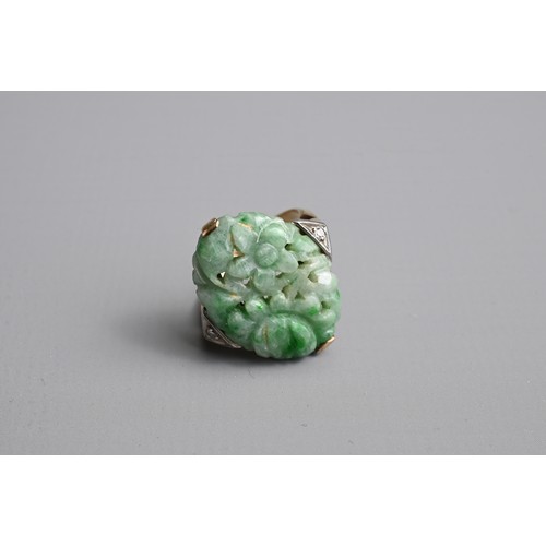 119 - A GROUP OF CHINESE JADE JADEITE JEWELLERY ITEMS, EARLY 20TH CENTURY. To include a graduating circula... 